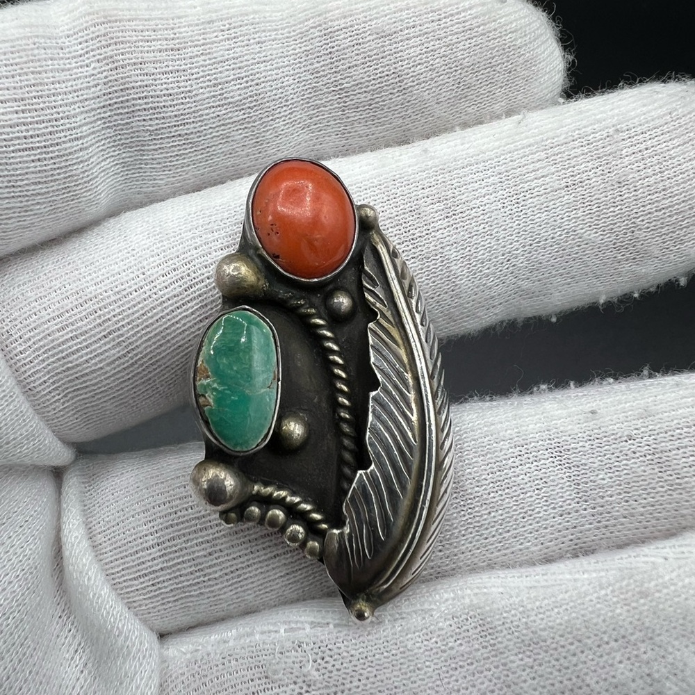 Vintage NAVAJO Silver Feather Ring with Coral and Turquoise. Size 5. - Picture 2 of 7